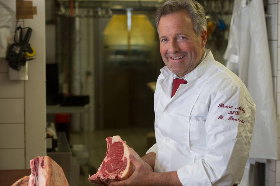 Buure Metzg Robert Bratschi mit Simmentaler Rindfleisch