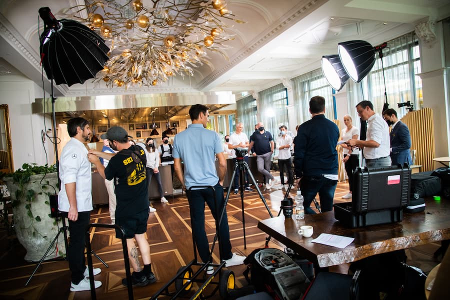 Roger Federer kocht mit Mercedes-Ambassadoren 2021