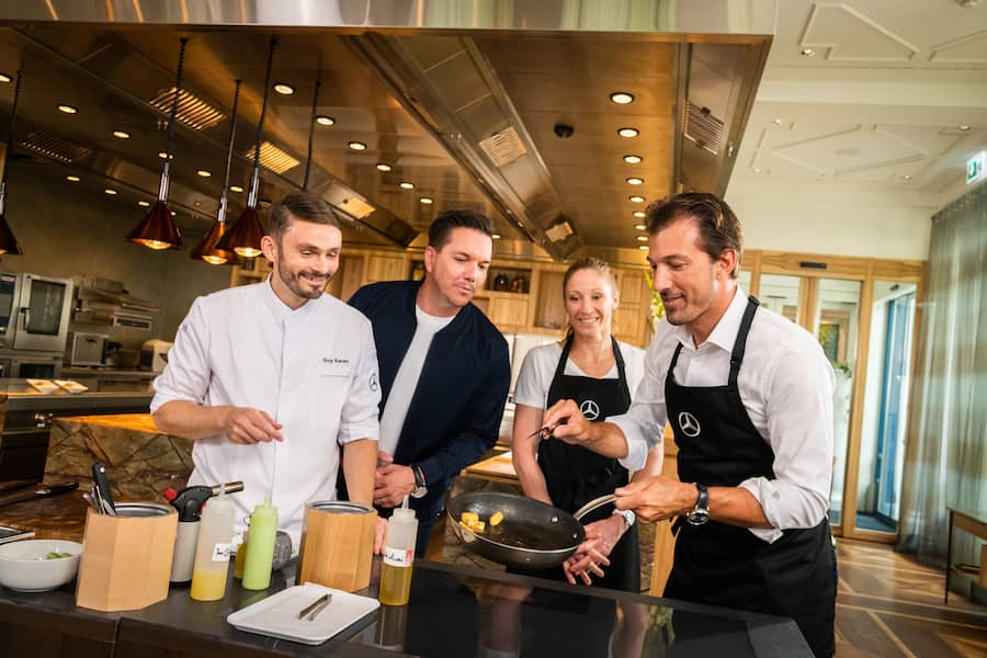 Roger Federer kocht mit Mercedes-Ambassadoren 2021