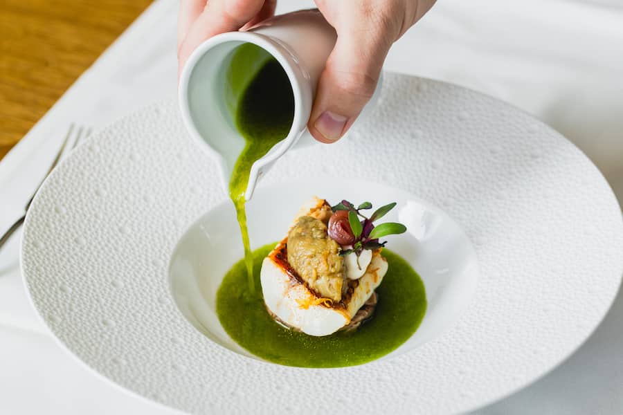 Thies Henkel, Lenk, Lenkerhof, Restaurant Oh de vie, Amex, Amex Talent, American Express, Rouget, geschmorte Thunfischbacken, Essenz von Thunfisch mit Basilikumöl, Aubergine-Tapenade, Kokosnuss, Auberginenemulsion, gepickelte Aubergine