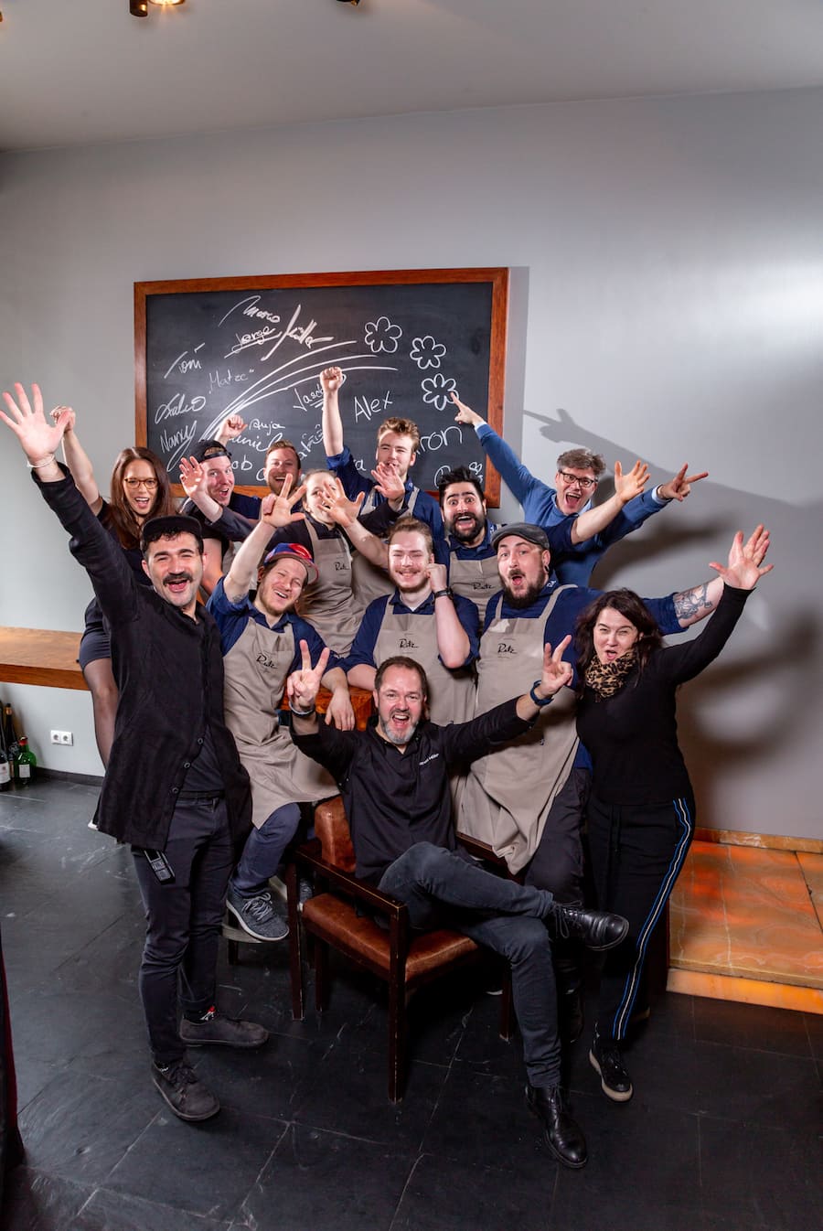 Weinbar Rutz bekommt den dritten Michelin Stern verliehen.Marco Mueller (Mitte) mit seinem Team