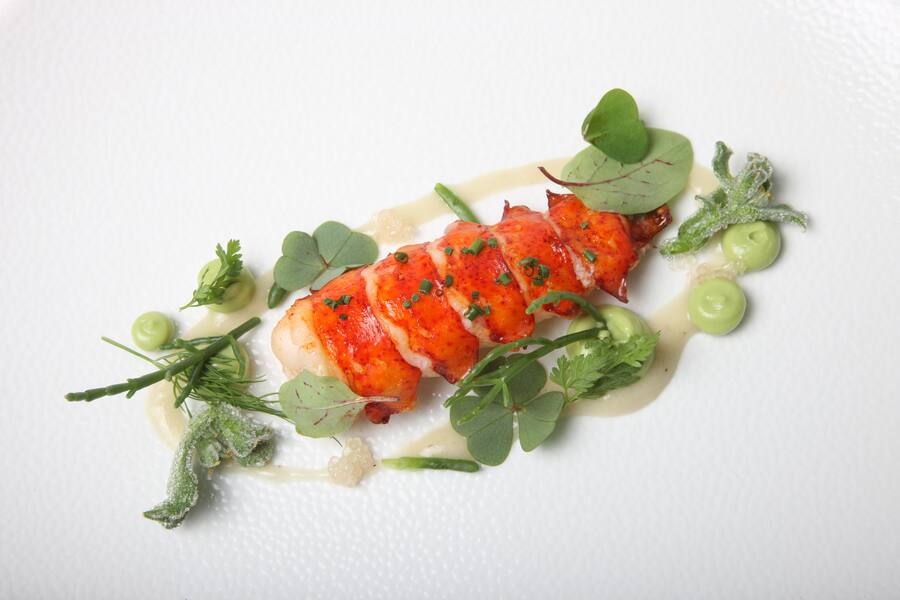 VEVEY, 14.09.2020 - Homard cuit au beurre / Creme d'huitres / Avocat / Citron Caviar by Chef Federico Palladino. S. Pellegrino Sapori Ticino 2020 'Gala Dinner Oltre Gottardo': Thomas Neeser with Alessandro Boleso, Federico Palladino, Bernard Fournier and Andrea Pedrina at Grand Hotel du Lac Vevey.copyright by www.steineggerpix.com & www.saporiticino.ch 2020 / photo by remy steinegger+++ no resale / no archive +++