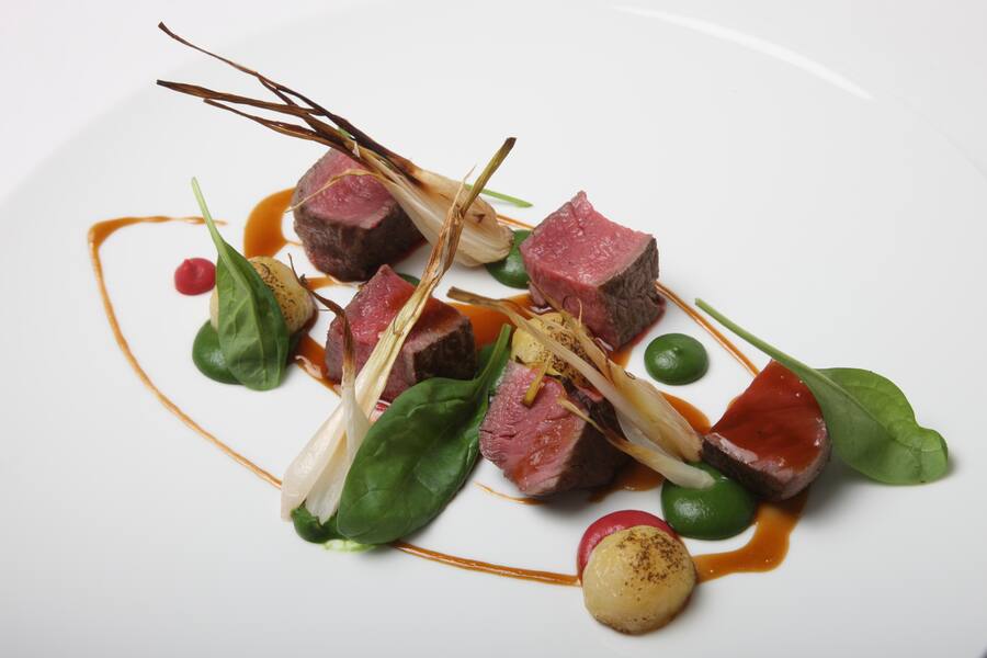 VEVEY, 14.09.2020 - Filet de Boeuf 'Swiss Grand Cru Merat' / Betterave / Oignons rotis / Creme d'epinards by Chef Andrea Pedrina. S. Pellegrino Sapori Ticino 2020 'Gala Dinner Oltre Gottardo': Thomas Neeser with Alessandro Boleso, Federico Palladino, Bernard Fournier and Andrea Pedrina at Grand Hotel du Lac Vevey.copyright by www.steineggerpix.com & www.saporiticino.ch 2020 / photo by remy steinegger+++ no resale / no archive +++