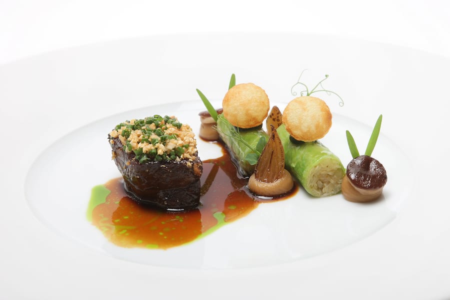 LOCARNO-ORSELINA, 13.10.2020 - Short Rib di manzo - Funghi - Cavolo a punta - Cipolla by Chef Sebastian Zier. S. Pellegrino Sapori Ticino 2020 'Sebastian Zier: The other half of the apple'. Riccardo Scamarcio meets Sebastian Zier) in Villa Orselina, Locarno-Orselina.copyright by www.steineggerpix.com & www.saporiticino.ch 2020 / photo by remy steinegger+++ no resale / no archive +++