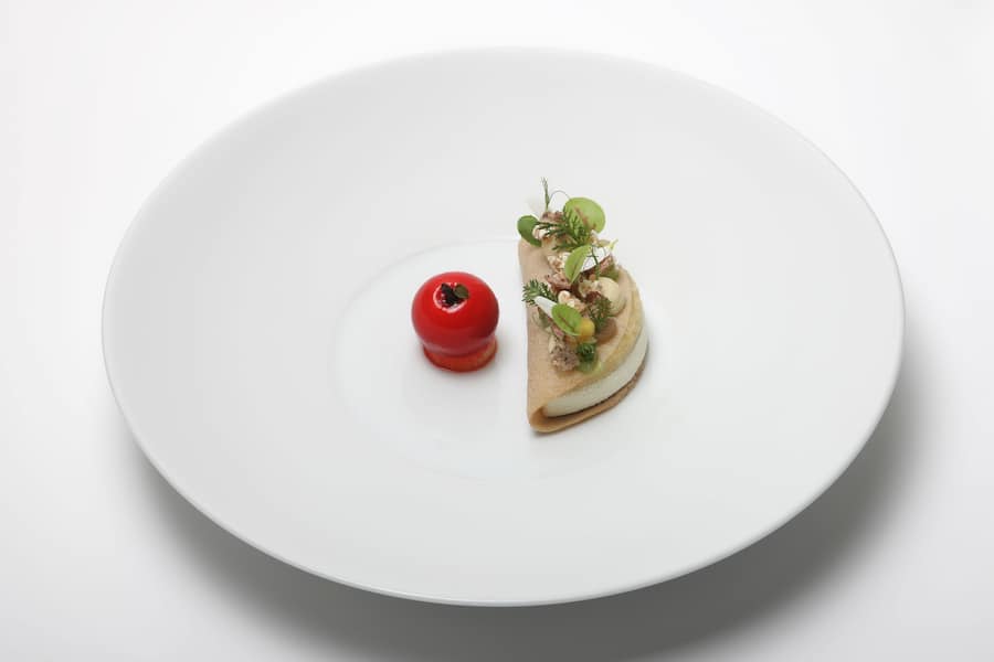 LOCARNO-ORSELINA, 13.10.2020 - Mela Boskop - Grano saraceno - Fior di Latte - Ivoire by Chef Sebastian Zier. S. Pellegrino Sapori Ticino 2020 'Sebastian Zier: The other half of the apple'. Riccardo Scamarcio meets Sebastian Zier) in Villa Orselina, Locarno-Orselina.copyright by www.steineggerpix.com & www.saporiticino.ch 2020 / photo by remy steinegger+++ no resale / no archive +++