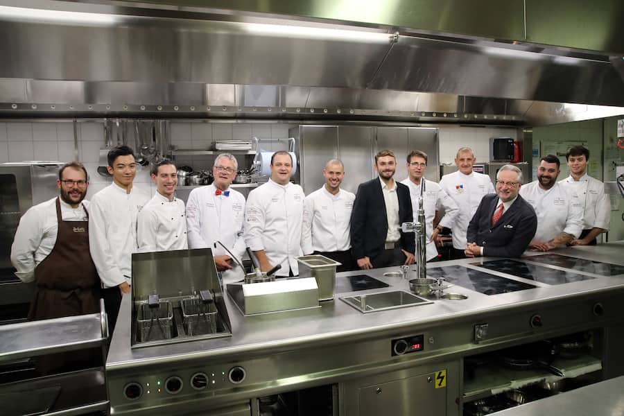 VEVEY, 14.09.2020 - Dany Stauffacher with Guy Ravet, the Chefs and the brigade in the kitchen. S. Pellegrino Sapori Ticino 2020 'Gala Dinner Oltre Gottardo': Thomas Neeser with Alessandro Boleso, Federico Palladino, Bernard Fournier and Andrea Pedrina at Grand Hotel du Lac Vevey.copyright by www.steineggerpix.com & www.saporiticino.ch 2020 / photo by remy steinegger+++ no resale / no archive +++