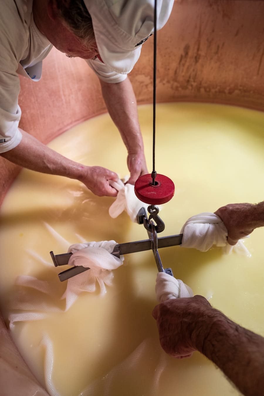Sbrinzproduzent Saelmi Toengi, in seiner Alpkäserei Geschnialp, oberhalb von Engelberg, Sbrinz wird manuell abgeschöpft