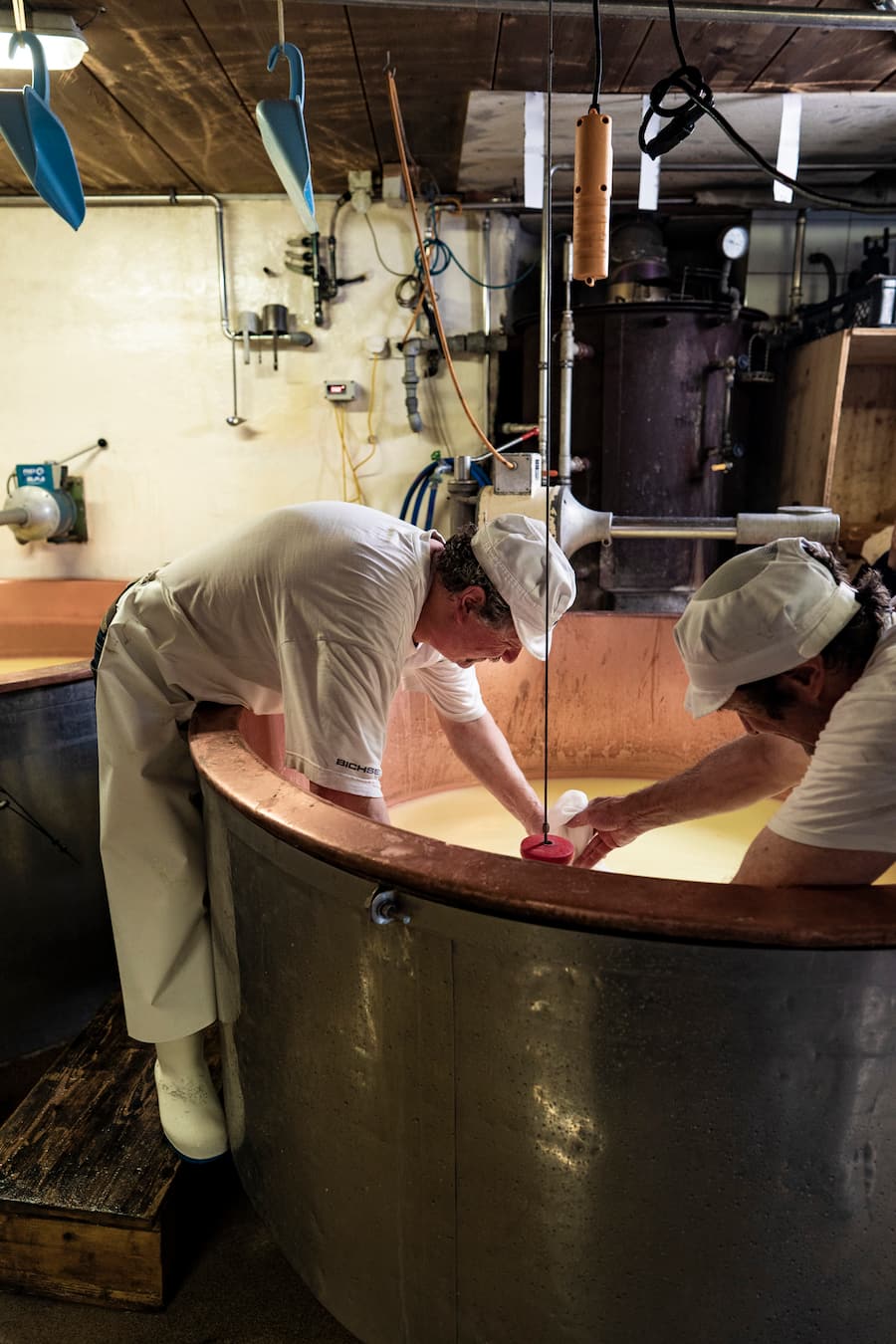Sbrinzproduzent Saelmi Toengi, in seiner Alpkäserei Geschnialp, oberhalb von Engelberg, Sbrinz wird manuell abgeschöpft