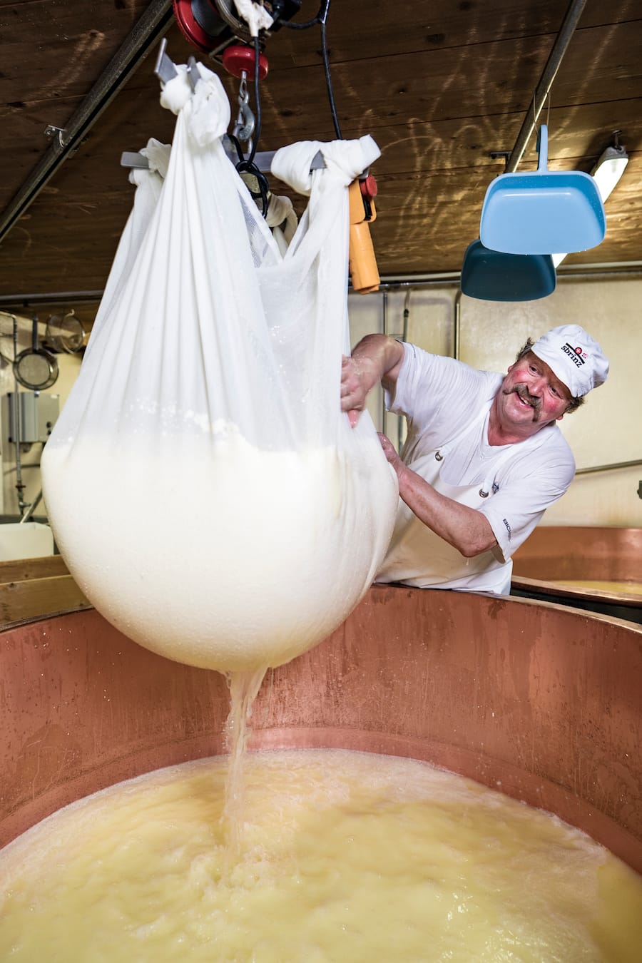 Sbrinzproduzent Saelmi Toengi, in seiner Alpkäserei Geschnialp, oberhalb von Engelberg, Sbrinz wird manuell abgeschöpft