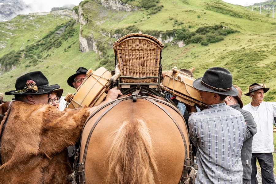 Säumer auf der Sbrinzroute von Wolfenschiessen nach Domodossola, auf Alp Trübsee
