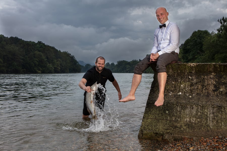 Gasthaus Schupfen. Philipp Diener (l) Gastgeber Mirko Möser am Rhein mit Hecht.