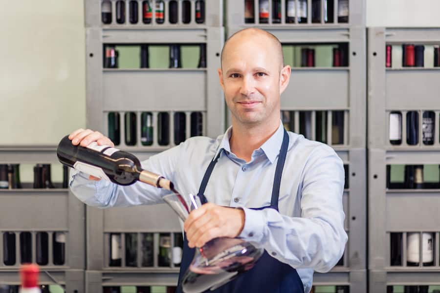 Jan Schwarzenbach, der neue Master of Wine der Schweiz und Leiter Wein bei Coop, fotografiert am Hauptsitz von Coop in Basel in einem Degustationsraum, Basel, am 14.09.2016 / Foto: Lucian Hunziker