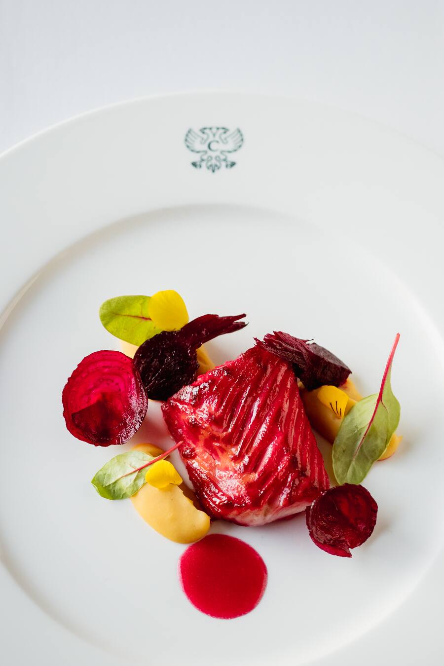 Schwarzer Kabeljau Mariniert | Rote Beete | Miso | Kichererbsenpüree - Restaurant Romanoff - Küchenchef Heros De Agostinis - Carlton Hotel St. Moritz - Dezember 2019 - Copyright: Olivia Pulver - Glanzlicht Fotografie