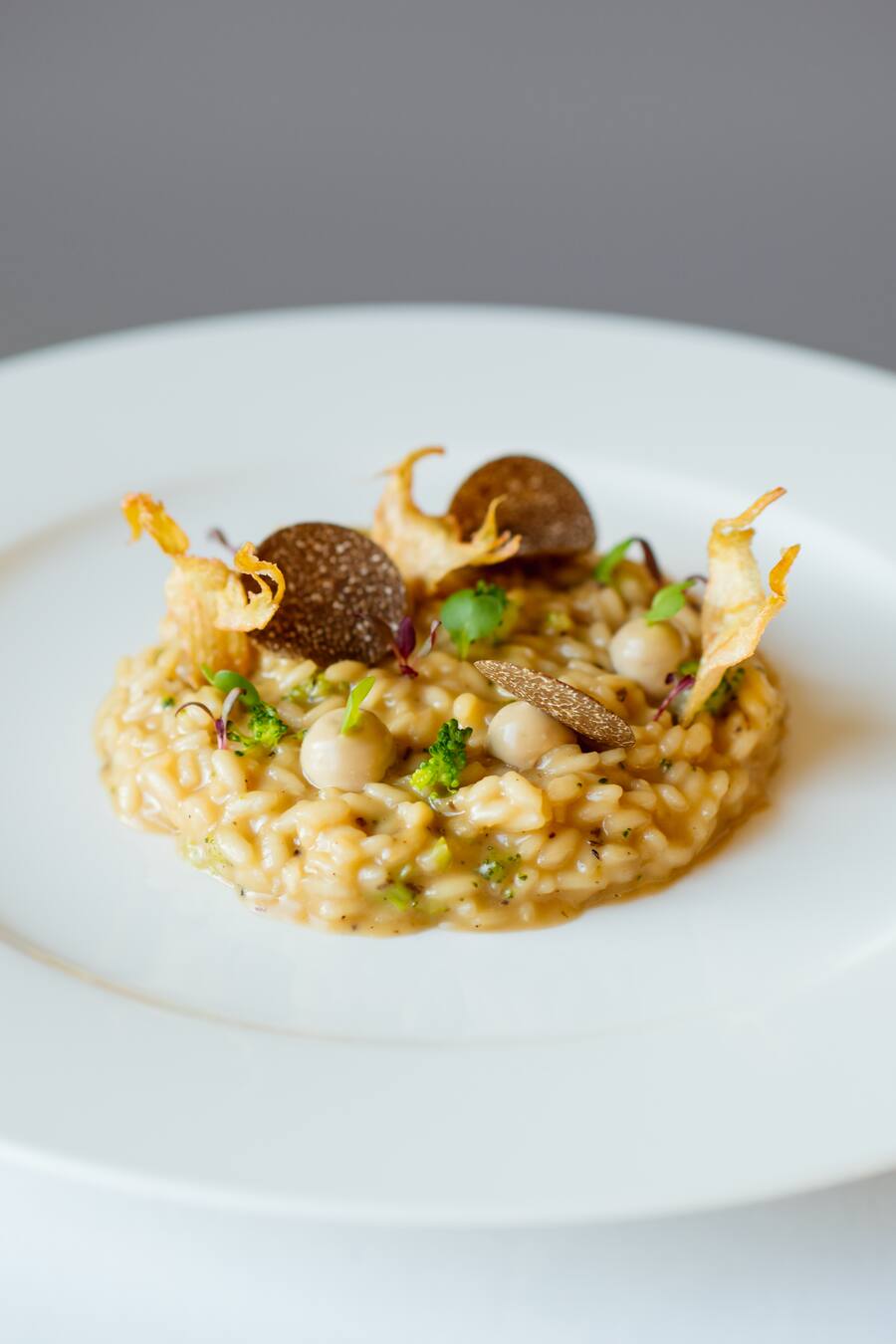 Schwarzes Trüffelrisotto 39Knusprige Artischocke | Winterbrokkoli - Restaurant Romanoff - Küchenchef Heros De Agostinis - Carlton Hotel St. Moritz - Dezember 2019 - Copyright: Olivia Pulver - Glanzlicht Fotografie
