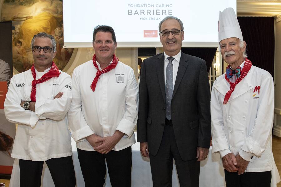 Die mit dem Kulinarischen Meriten Award ausgezeichneten Koeche Lorenzo Albrici, Pierre Andre Ayer, Bundespraesident Guy Parmelin und Anton Mosimann, von links, posieren am Montag, 21. Juni 2021, in Bern. Die Auszeichnung Kulinarische Meriten Schweiz ist die Belohnung, Ehrung und Wertung der Ausbildung und Leistungen von Berufskoechinnen und Berufskoechen.(KEYSTONE/Peter Schneider)
