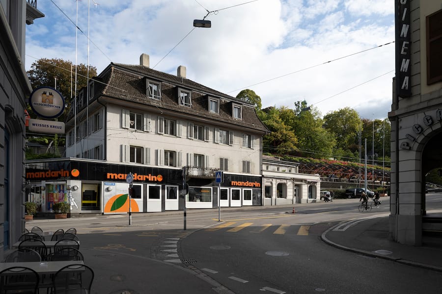 Das Haus zum Falken am Bahnhof Stadelhofen, in dem einst das Cafe Mandarin untergebracht war, fotografiert am 7. Oktober 2020 in Zuerich. Das Haus muss dem Neubau - ein fuenfstoeckiges Geschaeftshaus - des Architekten Santiago Calatrava weichen. (KEYSTONE/Christian Beutler)