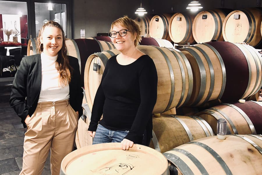 Schwestern Fontannaz bei den Fässern