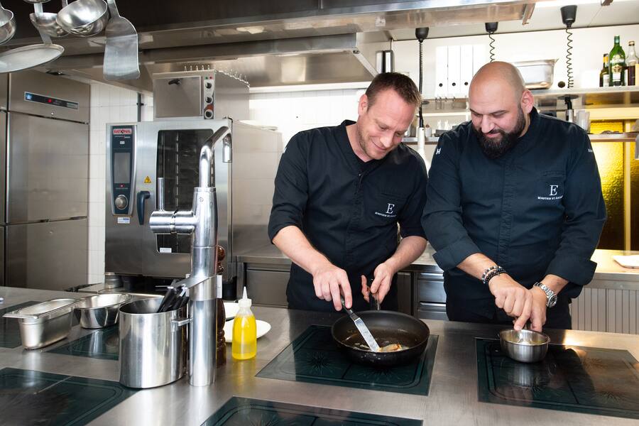 Sebastian Zier und Moses Ceylan in der Küche