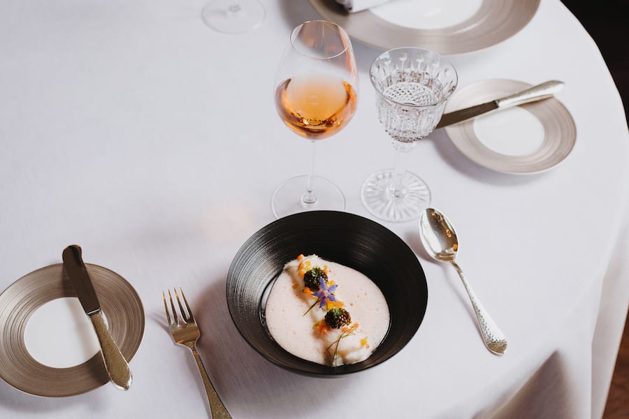 Sommelier Christoph Kokemoor, Grand Hotel Les Trois Rois, Cheval Blanc by Peter Knogl,Seezunge mit Krustentiersauce und Kaviar (Peter Knogl)und Laurent-Perrier Alexandra Rosé 2004,Foto: Digitale Massarbeit, Tanja und Simon Kurt,