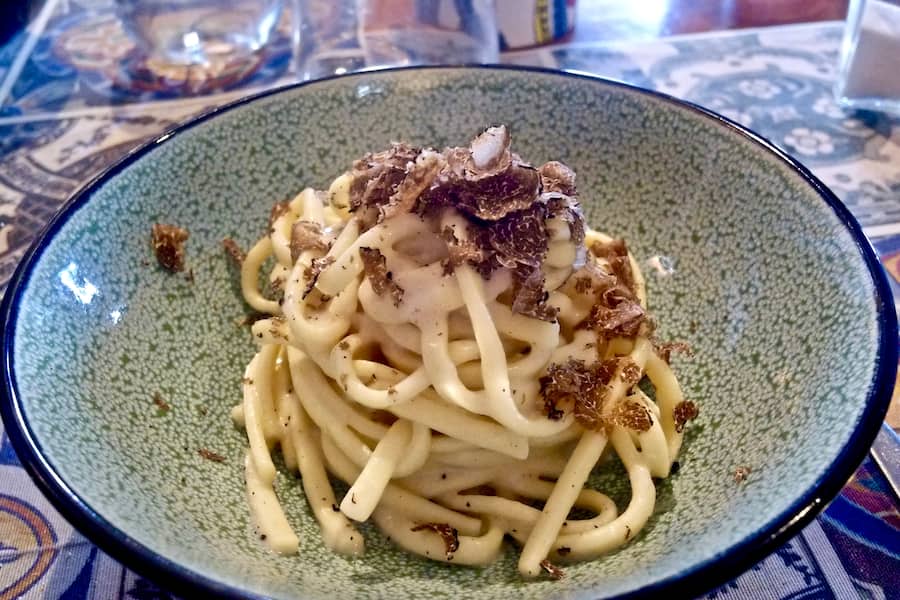 Scialatelli à la truffe noire cacio e pepe.