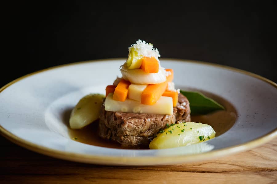 Siedfleisch vom Rindhohrücken, Bouillon, Wurzelgemüse, Schlosskartoffel, Meerrettich - Restaurant Guarda Val Lenzerheide - Dezember 2019 - Copyright Olivia Pulver