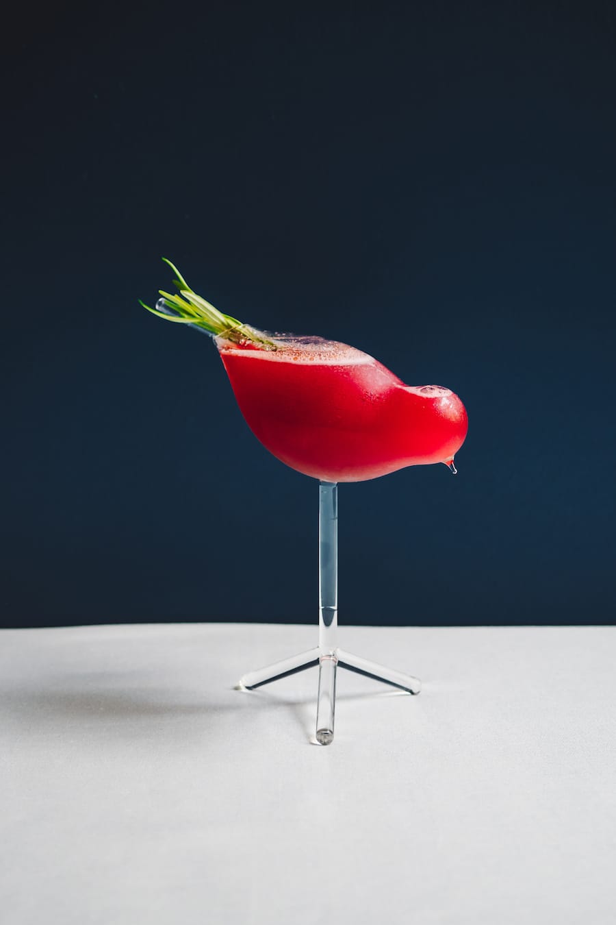 Signature Drink Bloody Rosemary (Rosmarinkombucha, Mandarinenshrub, Ingwersirup und Randen) - IGNIV Zürich - Chefkoch Daniel Zeindlhofer und Gastgeberin Ines Triebenbacher - Freitag, 22. Mai 2020 - Copyright Olivia Pulver