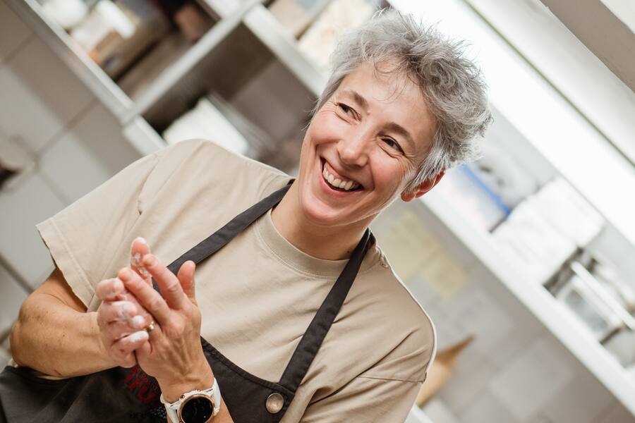 Silvia Manser (Traube, Gais) bäckt mit einer Kinderschar Weihnachtsguetsli - Die Kinder heissen Larissa (Tochter), Mariella, Flurina, Andrin und Juri - Mailänderli, Zimtsterne, Spitzbuben, Vanillegipfeli - Dienstag, 20.11.18 - Copyright Olivia Pulver