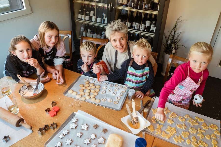Silvia Manser (Traube, Gais) bäckt mit einer Kinderschar Weihnachtsguetsli - Die Kinder heissen Larissa (Tochter), Mariella, Flurina, Andrin und Juri - Mailänderli, Zimtsterne, Spitzbuben, Vanillegipfeli - Dienstag, 20.11.18 - Copyright Olivia Pulver