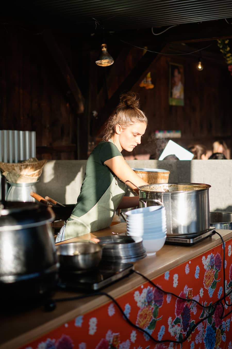 Offene Küche im Pop-Up-Restaurant Soi Thai von Valentin Vale-Fritz Diem und Patrick Schindler an der Rämistrasse beim Bellevue in Zürich
