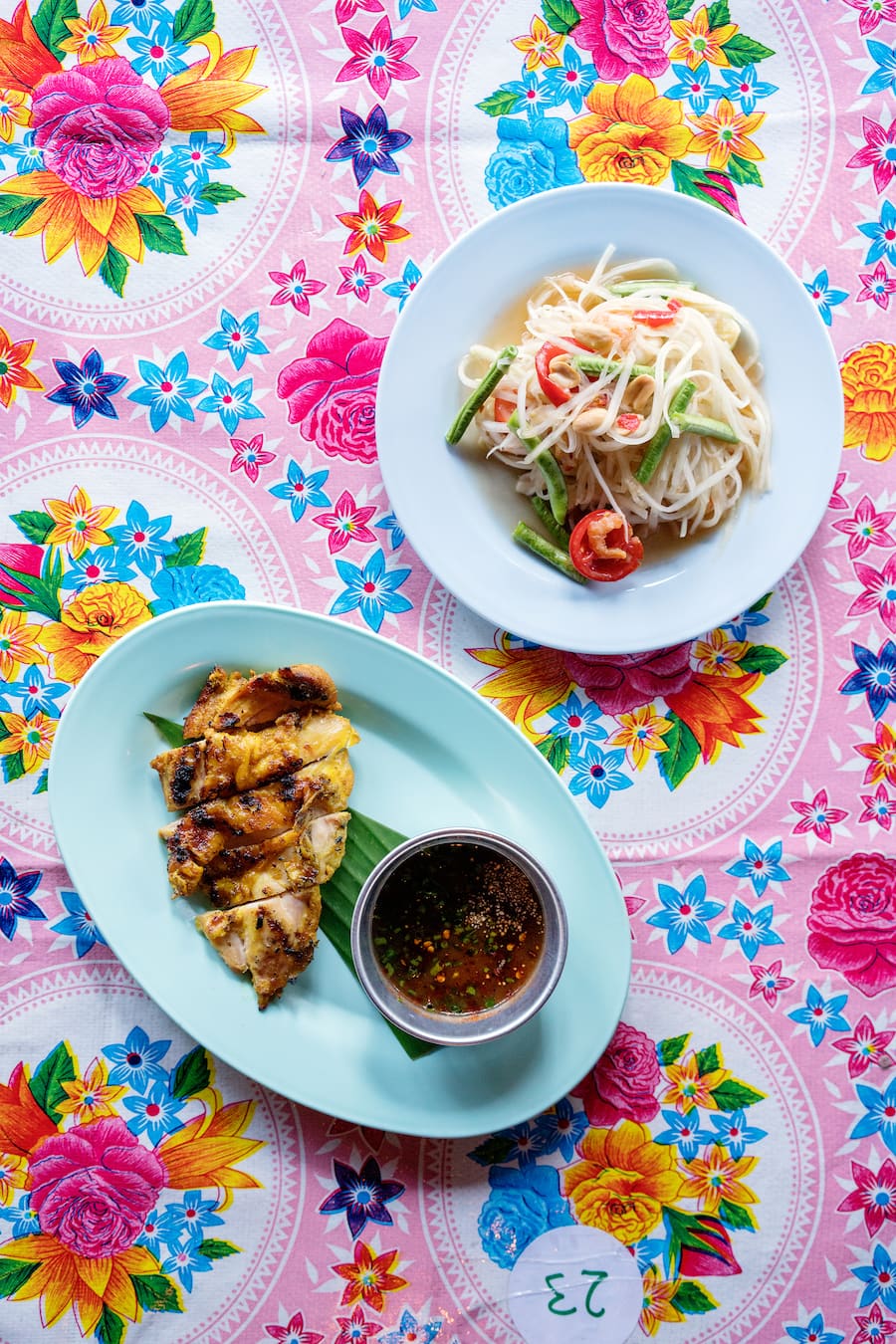 Grilliertes Poulet «Gai Yang» und Papaya-Salat «Som Tam» im Pop-Up-Restaurant Soi Thai von Valentin Vale-Fritz Diem und Patrick Schindler an der Rämistrasse beim Bellevue in Zürich