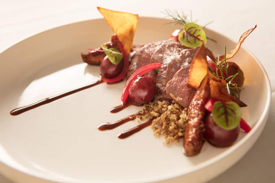 Sommerlust, Rehrücken, Porto Feigen, Kirschensauce, eingelegte rot Zwiebeln.