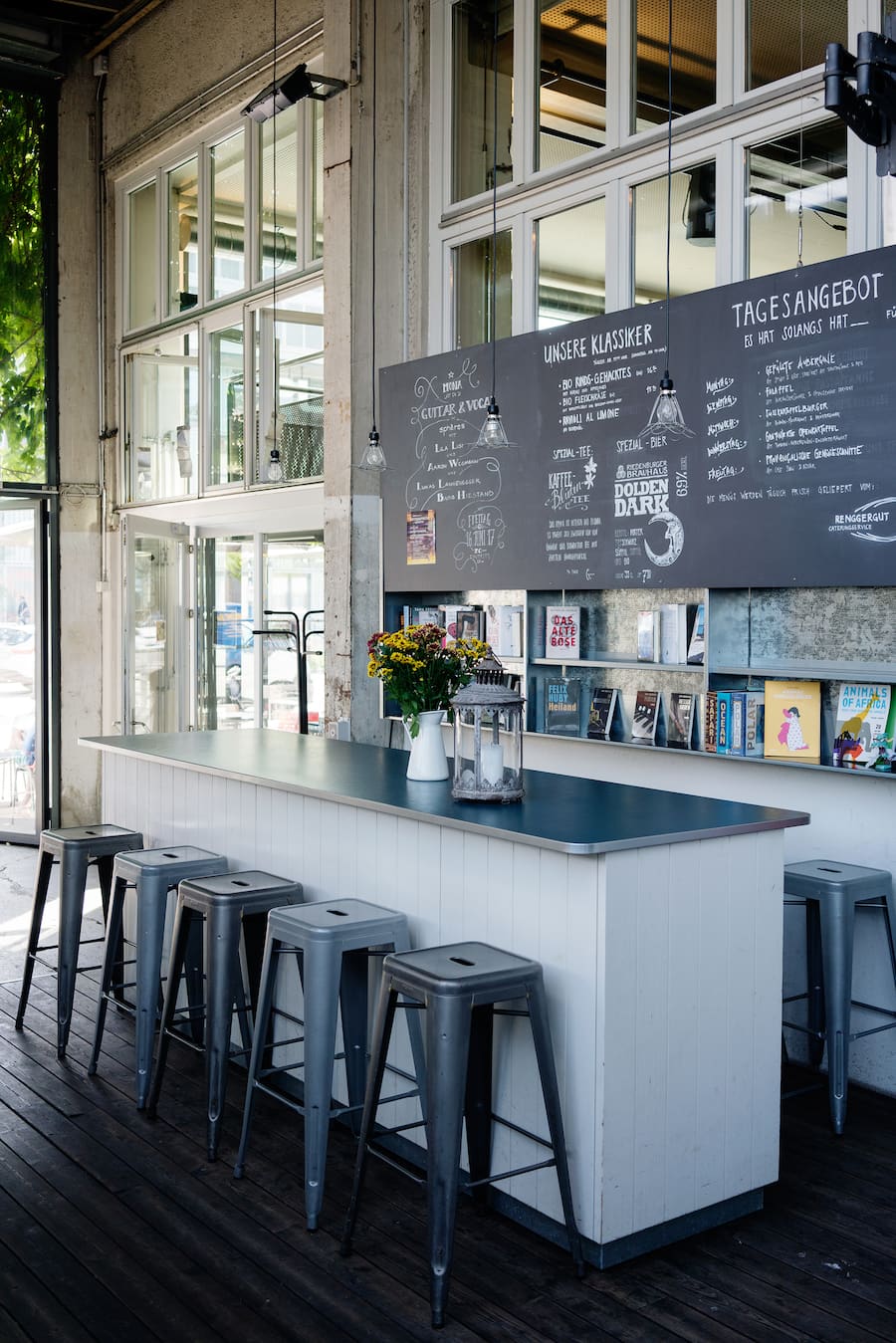 Bar im Wintergarten im Sphères an der Hardturmstrasse im Zürcher Industriequartier