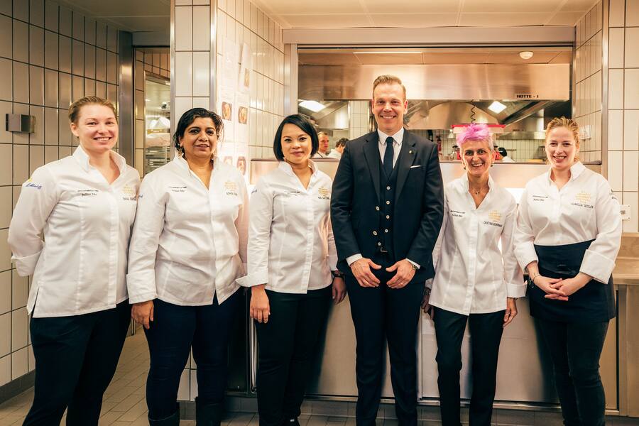 Impressionen des Porsche Gourmet Finale am St. Moritz Gourmet Festival 2020 in St. Moritz, am 08. Februar 2020. Auf dem Bild zu sehen sind (v. l. n. r.) Emma Bengtsson, Asma Khan, Bee Satongun, Michael Glinski, CEO, Porsche Schweiz AG, Cristina Bowerman und Kamilla Seidler. (PPR/WITWINKEL/David Hubacher)