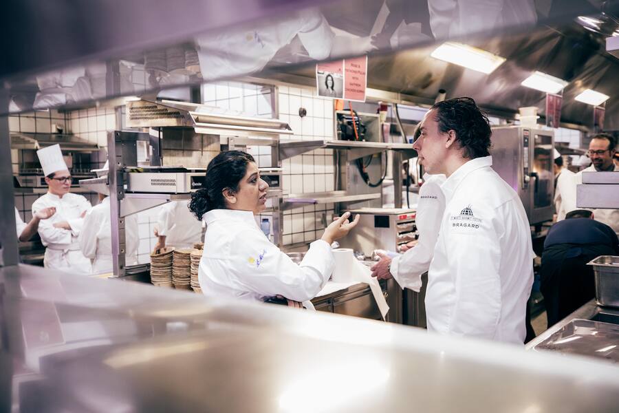 Impressionen der Kitchen Party am St. Moritz Gourmet Festival 2020 in St. Moritz, am 04. Februar 2020. Auf dem Bild zu sehen sind Asma Khan und Fabrizio Zanetti. (PPR/WITWINKEL/David Hubacher)