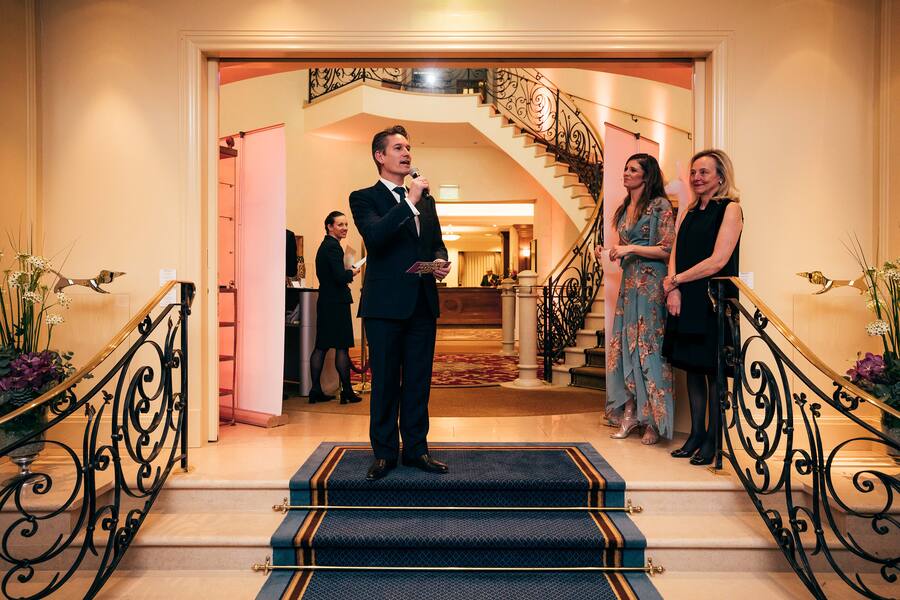 Impressionen des Porsche Gourmet Finale am St. Moritz Gourmet Festival 2020 in St. Moritz, am 08. Februar 2020. Auf dem Bild zu sehen sind (v. l. n. r.) Peter Egli, Annina Campell und Esther Egli. (PPR/WITWINKEL/David Hubacher)