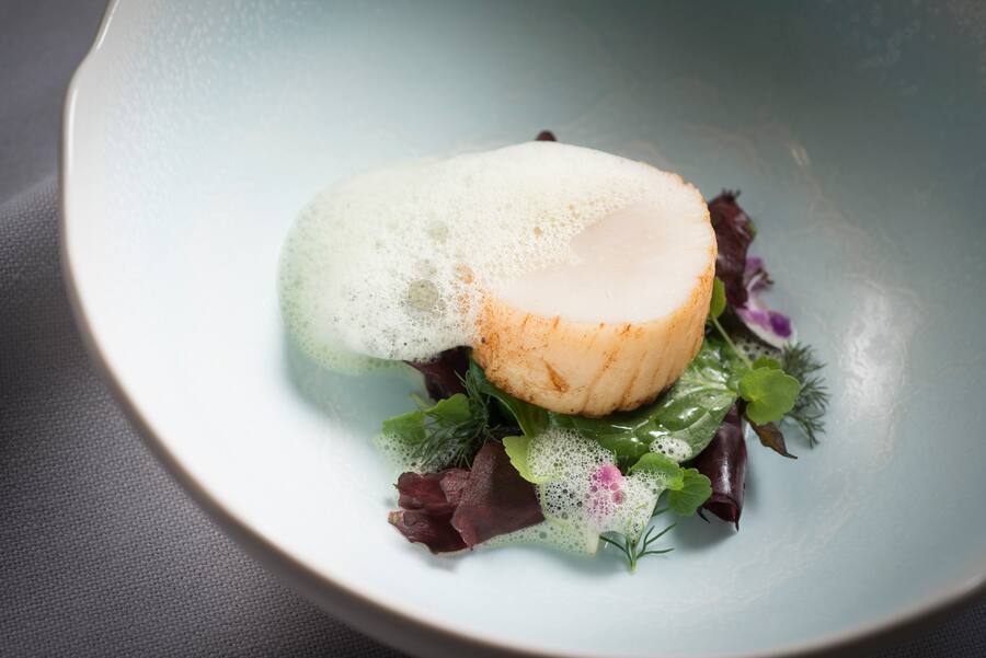 Lausanne.Beau-rivage palace.Soirée gastronomique à 4 mains le chef Andreas Caminada invité chez Anne-Sophie Picsplat Pic Saint Jacques de Normandie emulsion iodée à l'aneth,livèche et bergamote