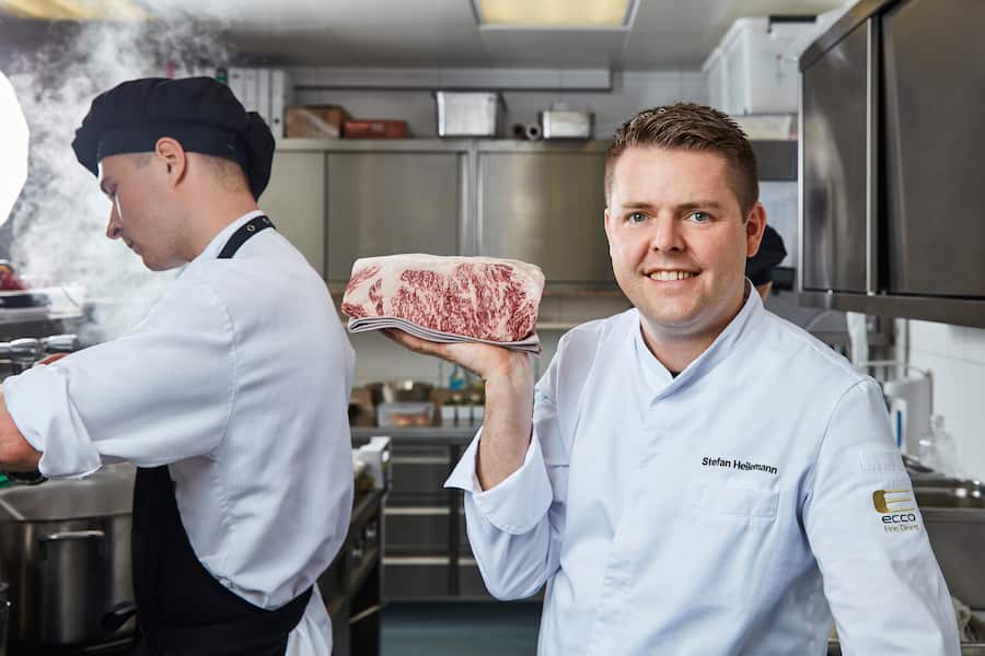 Stefan Heilemann mit Wagyu-Rind-Fleisch. Gault Millau zu Gast bei Stefan Heilemann, Ecco in Zürich, 12.04.2018, Foto Lucian Hunziker