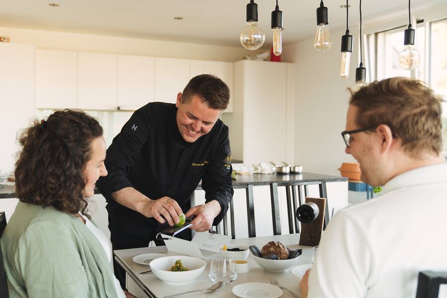 Gewinnerpaar David & Evi Scheidegger - Stefan Heilemann, Chefkoch vom Restaurant Widder im Hotel Widder in Zürich, Koch des Jahres 2021, kocht beim Gewinnerpaar zu Hause. Swiss Wine sponsert den Wein. - win a private chef - 25. April 2021 - Copyright Olivia Pulver