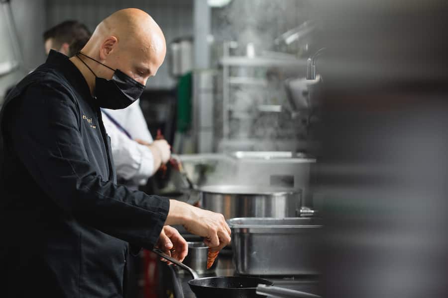 Stefan Luense, Lenk, Lenkerhof, Restaurant Spettacolo, Nespresso Lounge, Atlantik-Hummer, Hummer-Hamburger, Selleriecreme, Bisque mit Kaffeeöl, geschmorter Sellerie, Stangensellerie