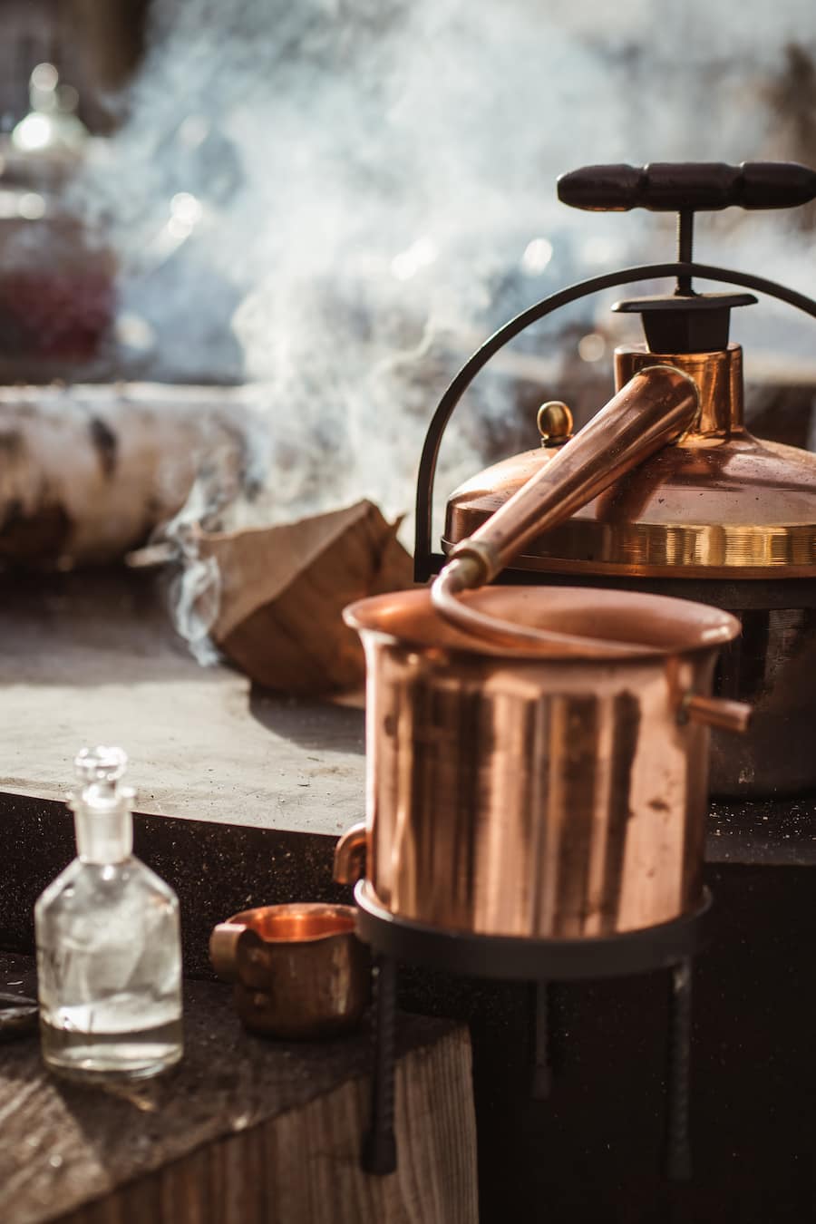 Der Hexer kocht wieder auf dem Feuerring, eine Grillschale aus Metall. Im Innern lodert das Feuer, auf dem Ring bereitet er seine Speisen zu, mit allem, was die Natur hergibt. - Stefan Wiesner, Rössli Escholzmatt - Freitag, 8.2.2019 - Copyright Olivia Pulver