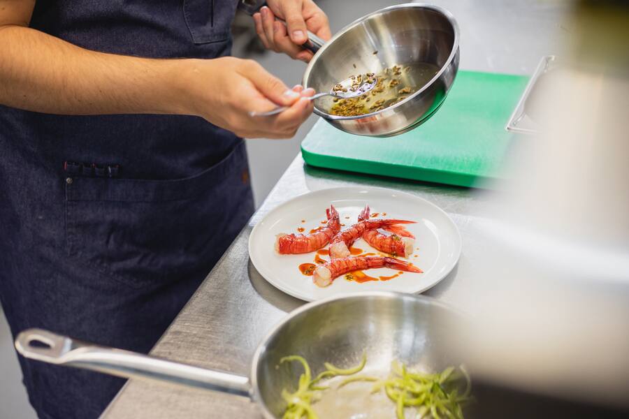 Restaurant Anna, Zürich, Amex, Amex Talent 2021, Stefano Corrado, Maria Ventola, Gambero Rosso mit Oliven, Fenchelsamen, Puntarelle und Fenchel, Foto: Digitale Massarbeit, Simon Kurt