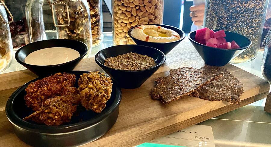 STREET-GOURMET-RECETTES-GENEVE-ZAATAR-HOUMOUS-MOUTABAL