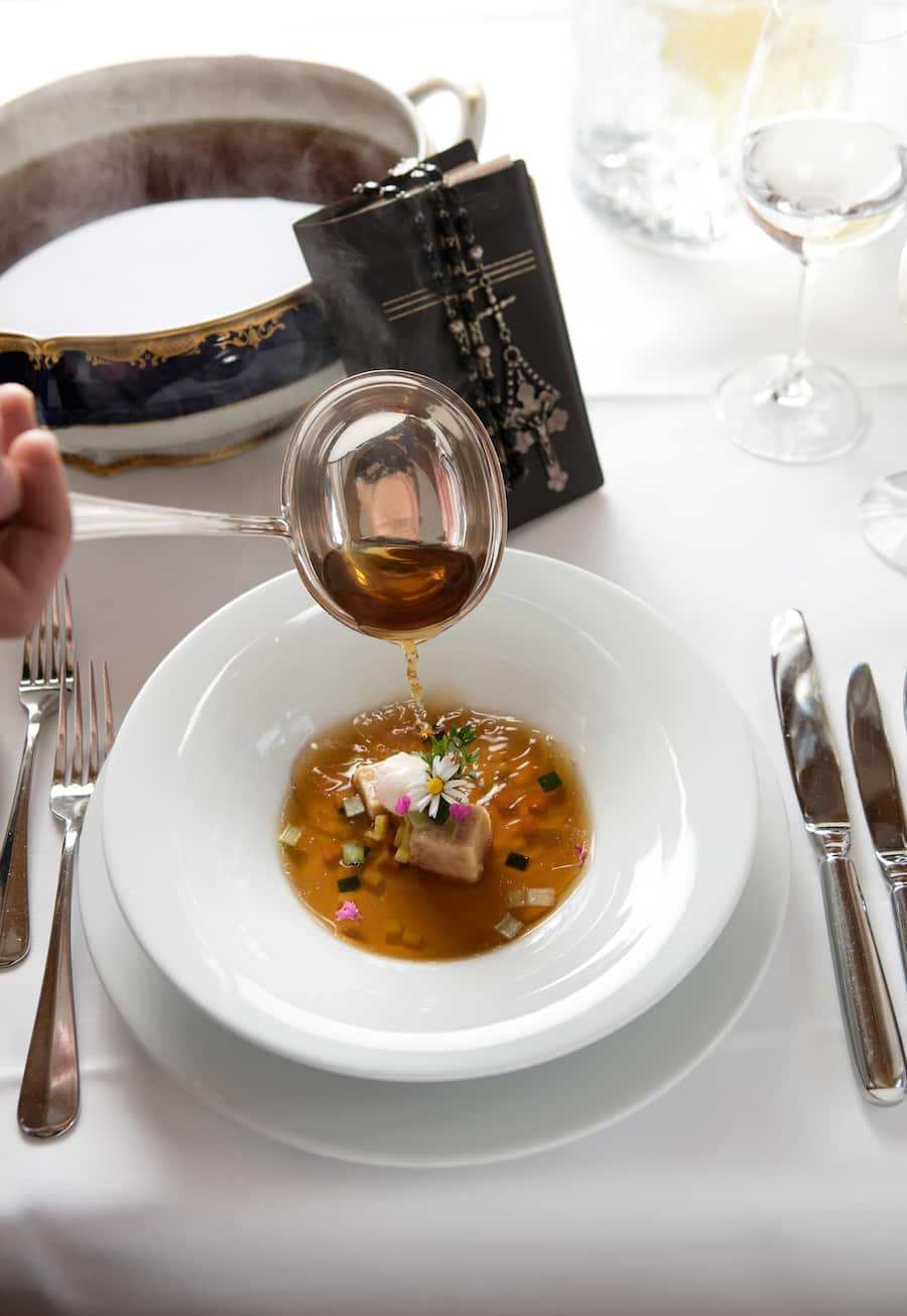 ÃRNER KAPUZINERSUPPà (7 âVATER UNSERâ LANG GCHOCHÃT) Rindskraftbrühe mit Gemüse und Majoran, dazu Markbein.