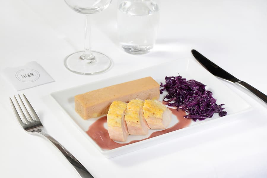 Suprême de volaille sauce vigneronne assortie d'une compotée de chou rouge au genièvre et d'un mini bavarois de châtaignes ©Photo Aline Périer