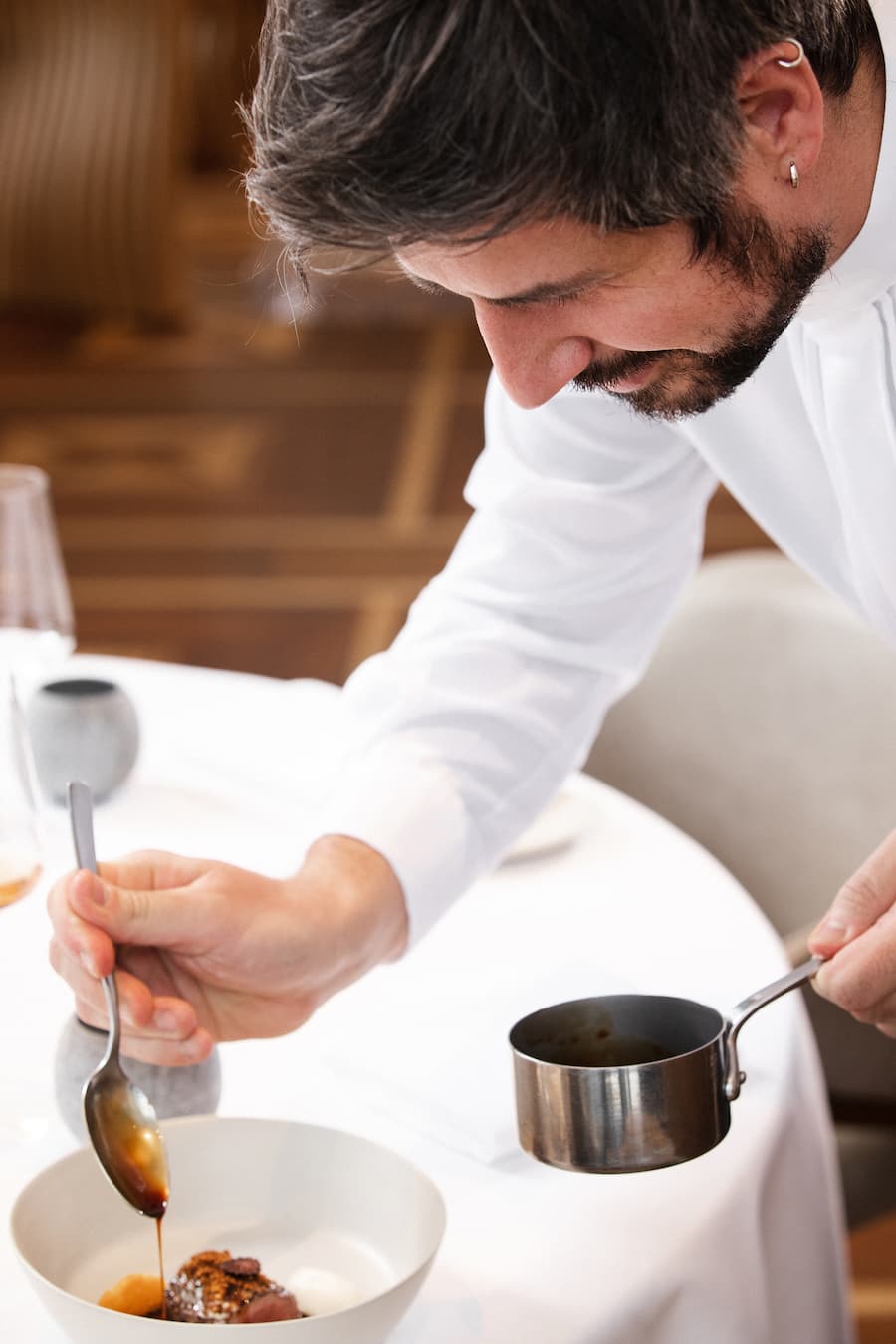 Sommeliere Amanda WassmerChampagner, Laurent-Perrier Alexandra 2004Auf Wachholderholz grillierter Rehrücken mit Aprikosen-Umeboshi, Wildjus, Tannenöl, Selleriepüree und Kiefernzapfen, Sven Wassmer, Restaurant Memories, Hotel Quellenhof des Grand Resort, Bad Ragaz