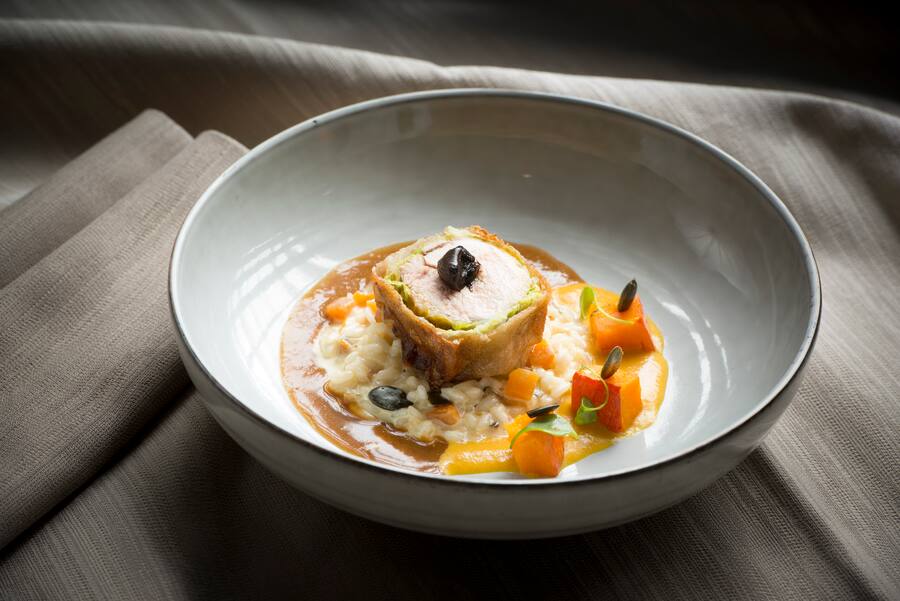 La table de Mary menu Nespresso.Suprême de pintadeau fermier de Bourgogne étuvé à l'ail noir,risotto carnaroli aux potimarrons de la région,reduction de cuisson au Lungo Origin Guatemala