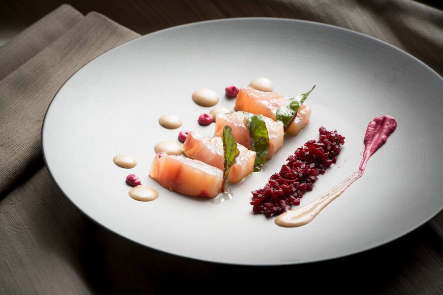 La table de Mary menu Nespresso.Maigre sauvage de Noirmoutier fumé à chaud par nos soins,condiments de racines rouges et Ristretto origin India