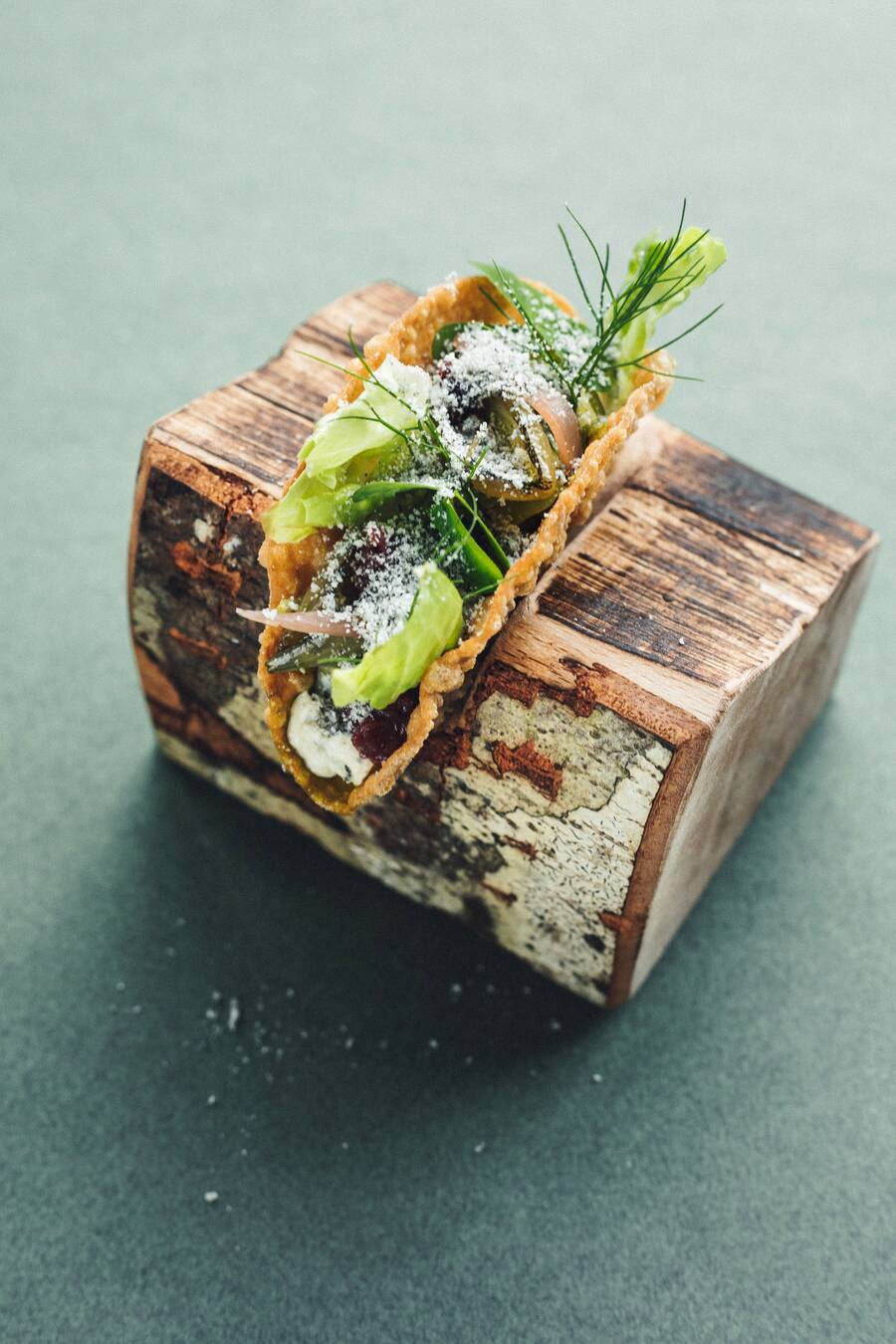Hotel Vals 7132, Restaurant Silver, Chefkoch Mitja Birlo,Taco, Ricotta mit Jersey Blue, Felsenbirnenchutney, Fenchelsauerkraut, eingelegte Zwiebeln in Thymianöl,Im Stickstoff gefrorener pulverisierter Jersey Blue,Foto: Digitale Massarbeit, Tanja und Simon Kurt