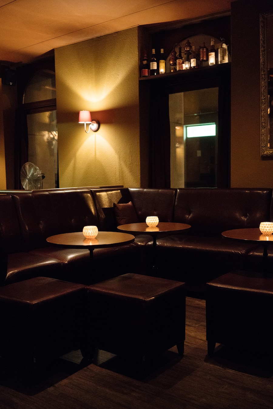 Einrichtung in der Tales Bar in Zürich an der Selnaustrasse