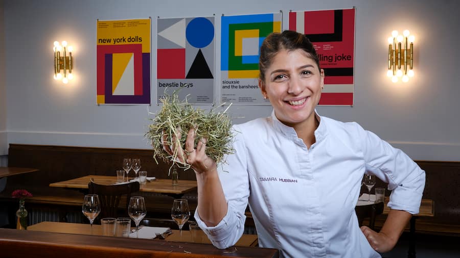 Tamara présente un de ces condiment fétiche, le foin.